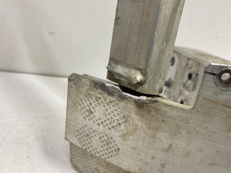 Усилитель переднего бампера