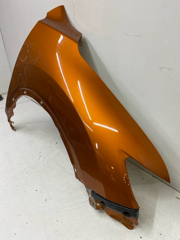 Крыло переднее правое