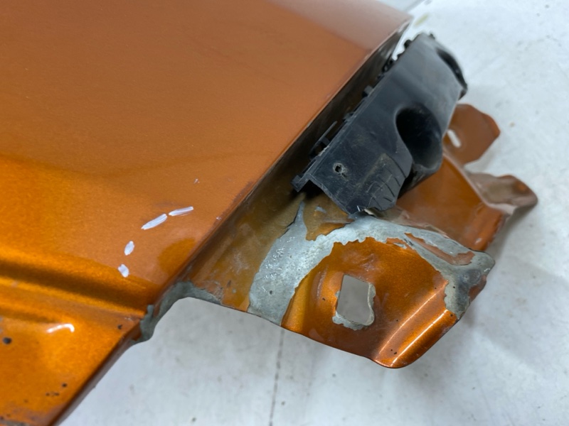 Крыло переднее правое