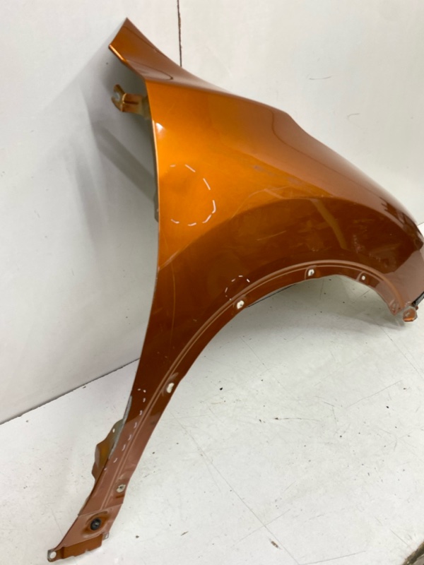 Крыло переднее правое