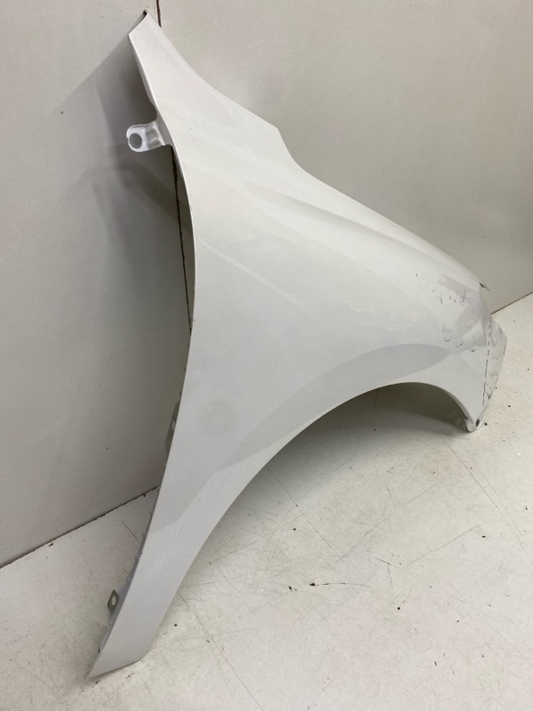 Крыло переднее правое