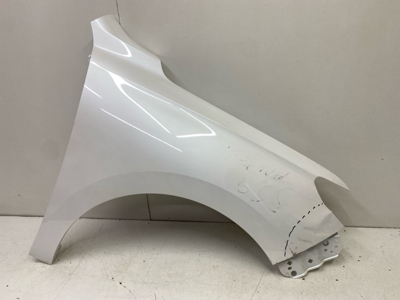 Крыло переднее правое