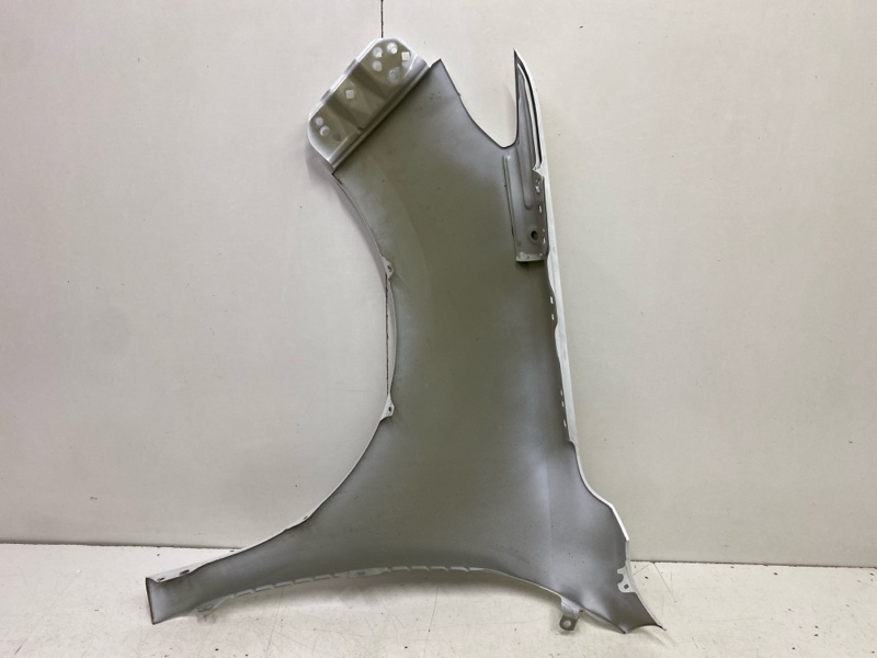 Крыло переднее правое