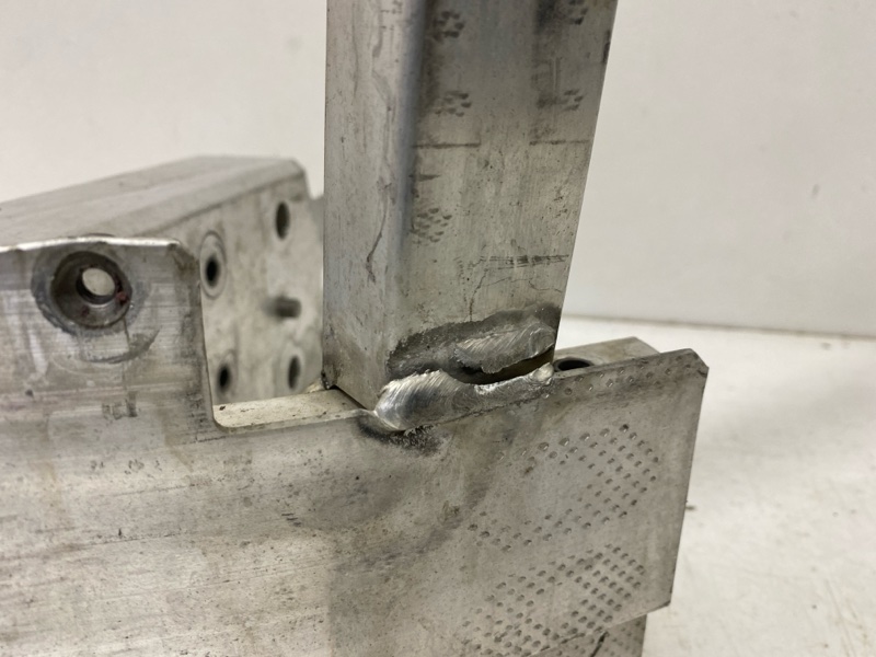 Усилитель переднего бампера