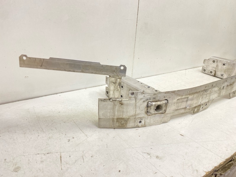 Усилитель переднего бампера