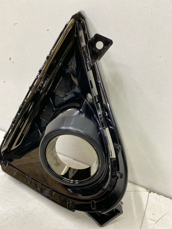 Рамка противотуманной фары левой