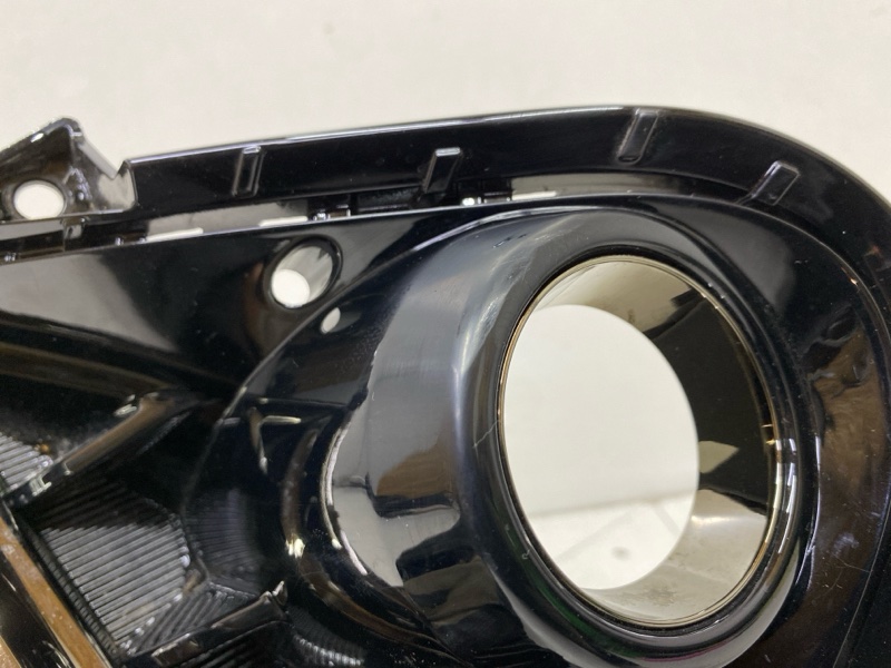 Рамка противотуманной фары левой