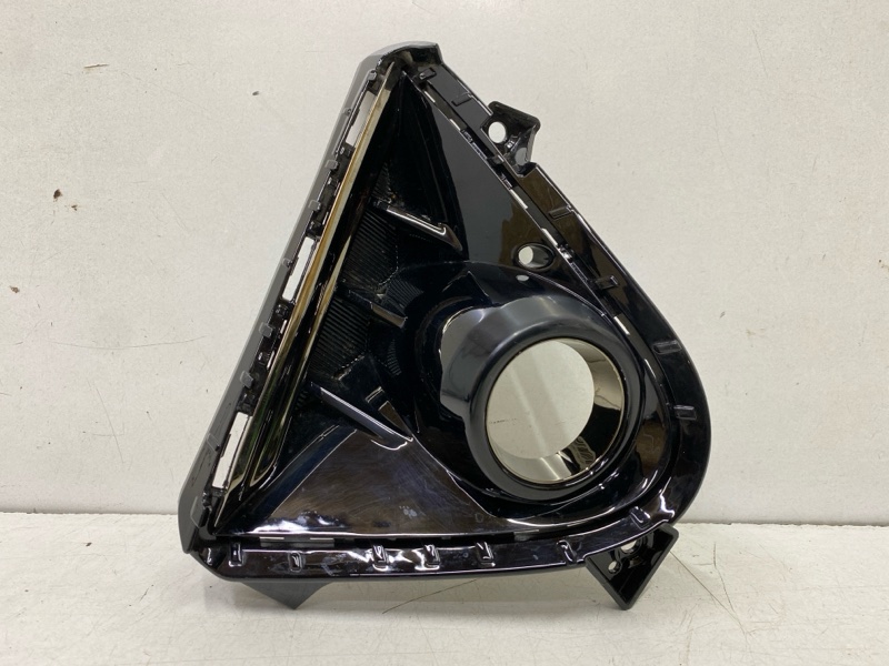 Рамка противотуманной фары левой