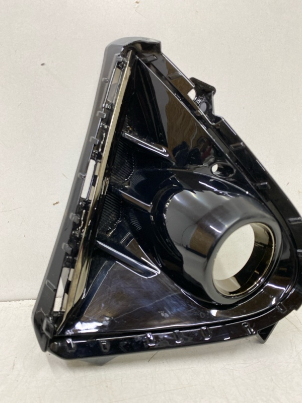 Рамка противотуманной фары левой