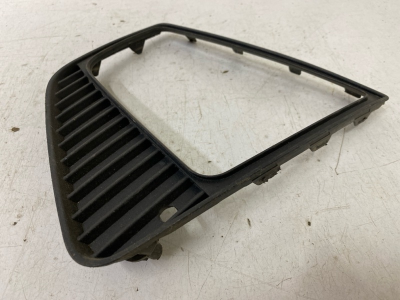 Рамка противотуманной фары правой