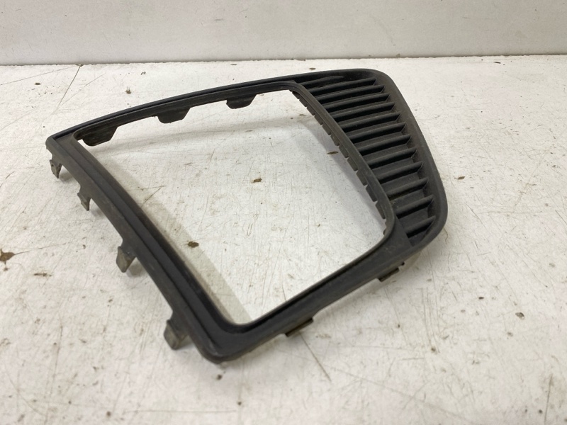 Рамка противотуманной фары правой