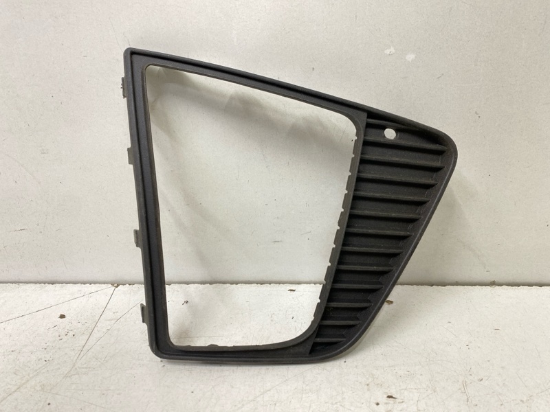 Рамка противотуманной фары правой