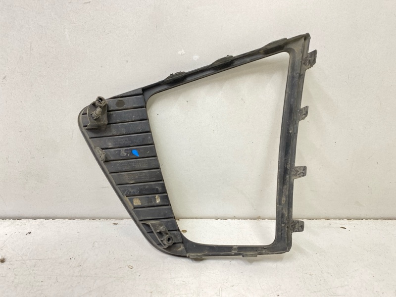 Рамка противотуманной фары правой