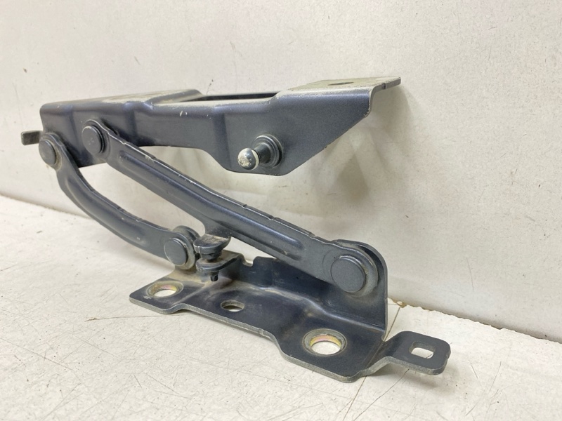 Петля капота