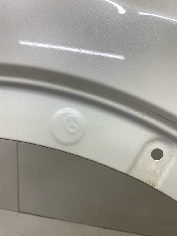 Крыло переднее правое