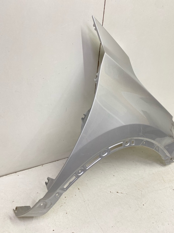 Крыло переднее правое