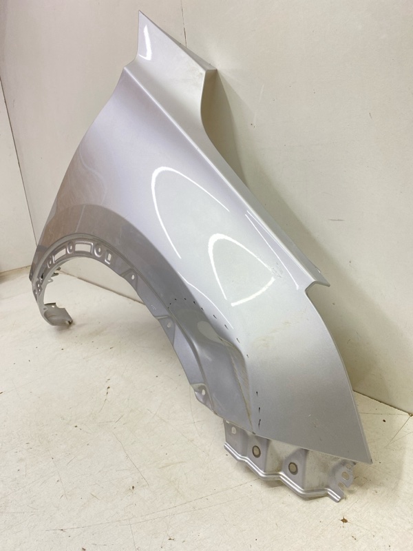 Крыло переднее правое