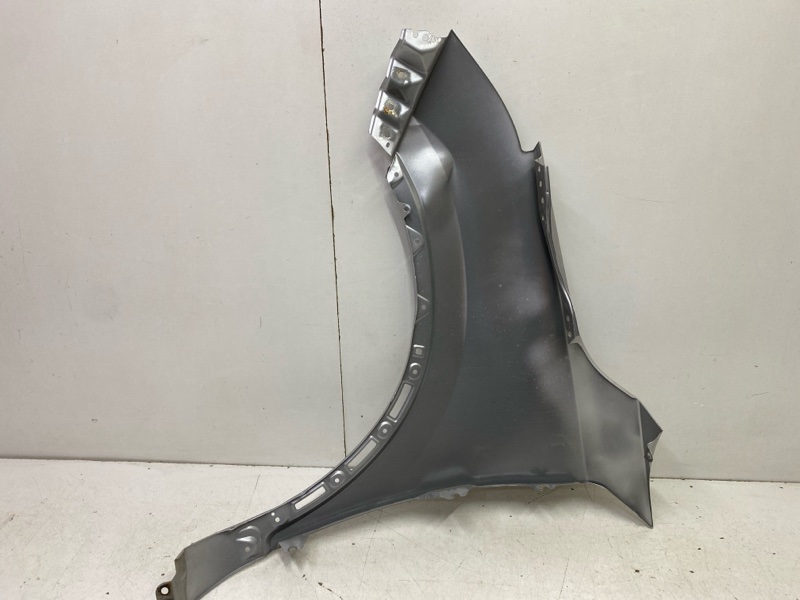 Крыло переднее правое