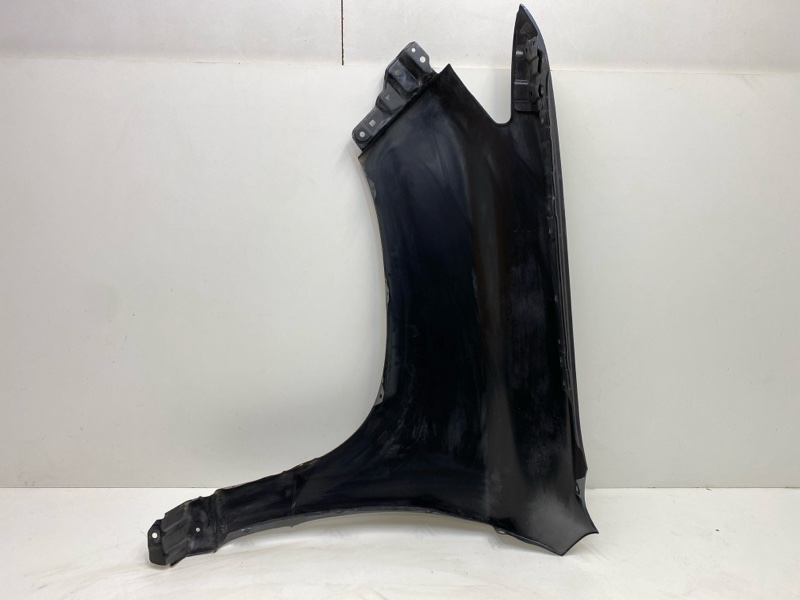 Крыло переднее правое