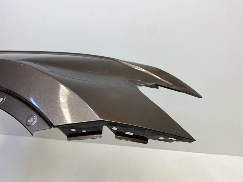 Крыло переднее правое