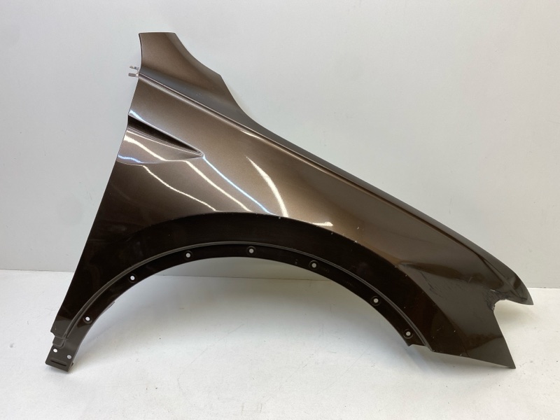 Крыло переднее правое