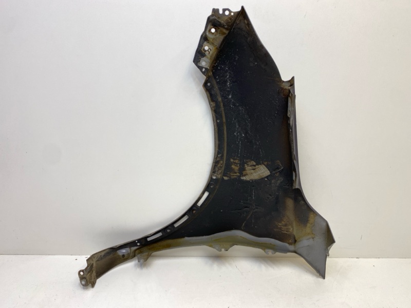 Крыло переднее правое