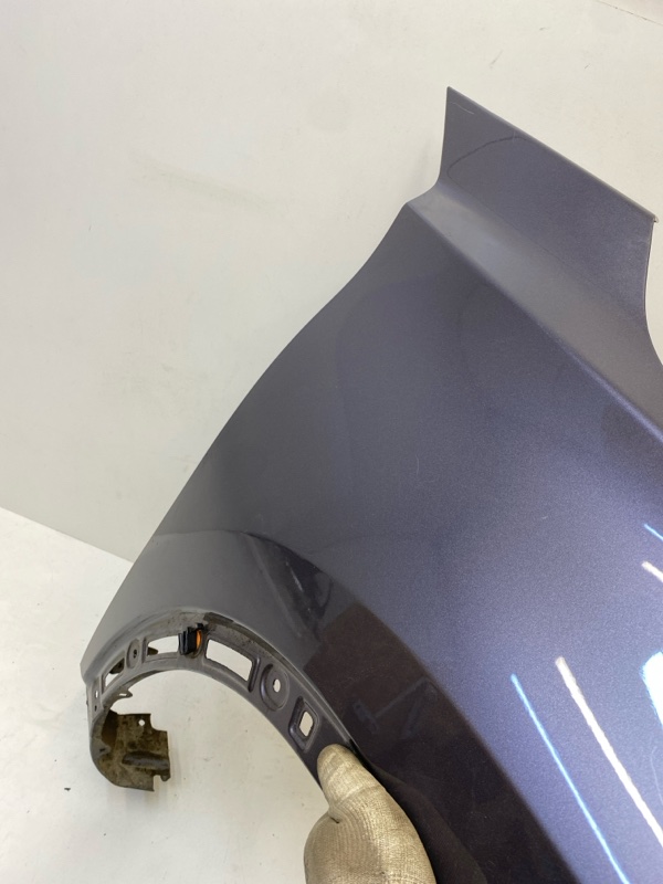 Крыло переднее правое