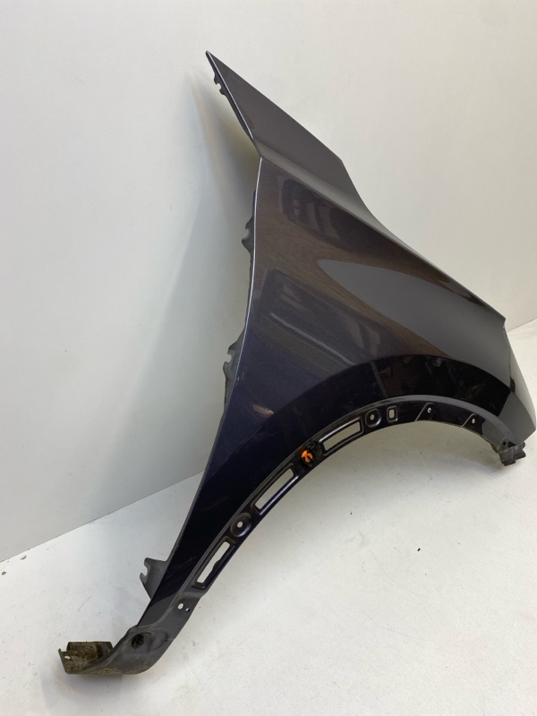 Крыло переднее правое