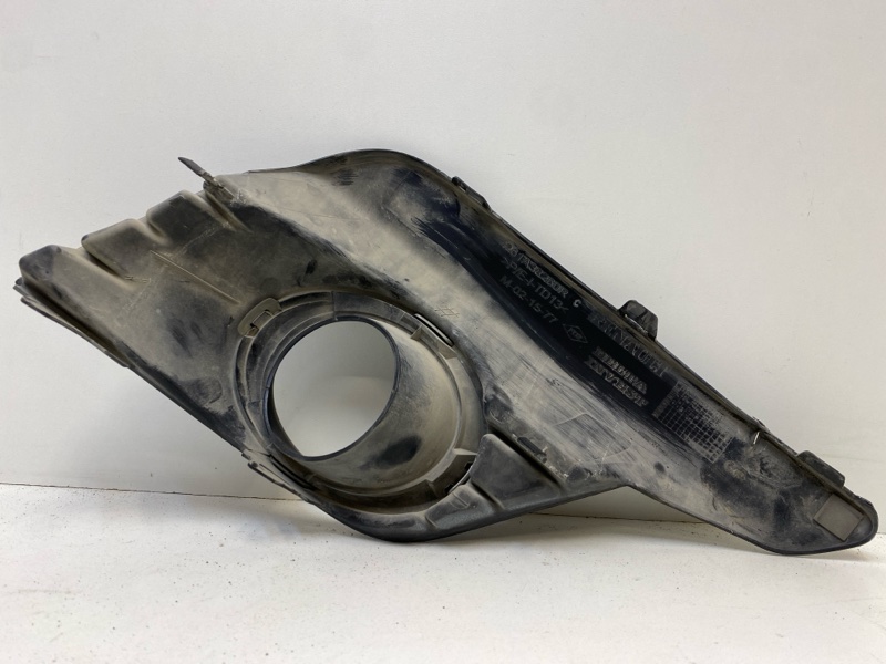 Рамка противотуманной фары левой