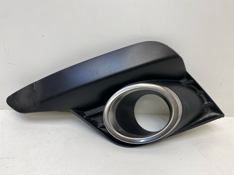 Рамка противотуманной фары левой