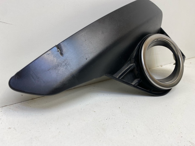 Рамка противотуманной фары левой