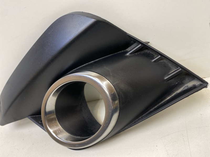 Рамка противотуманной фары левой