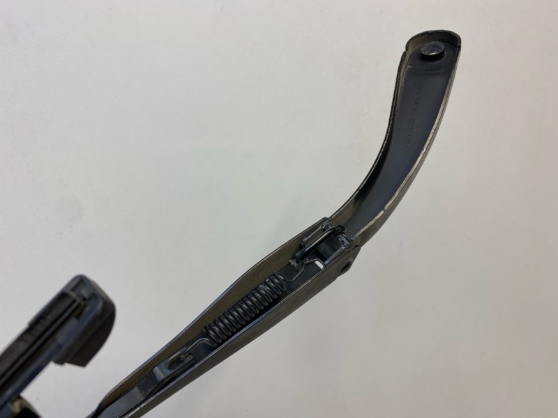 Поводок стеклоочистителя переднего