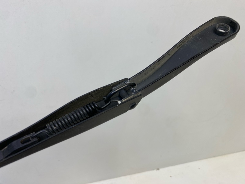 Поводок стеклоочистителя переднего