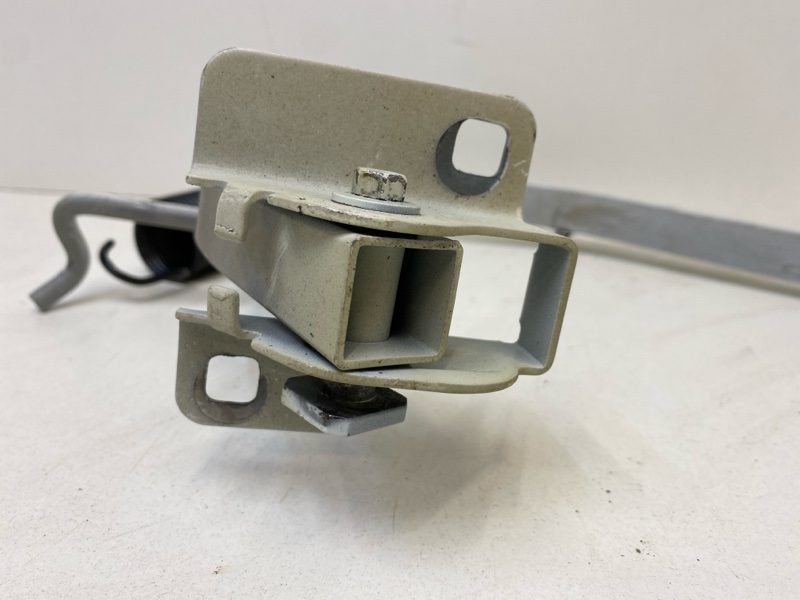 Петля крышки багажника