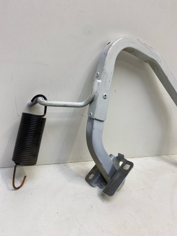 Петля крышки багажника