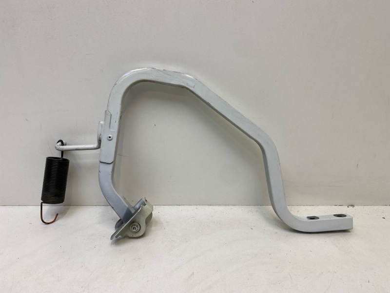 Петля крышки багажника