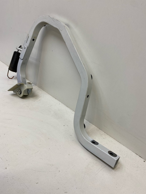 Петля крышки багажника