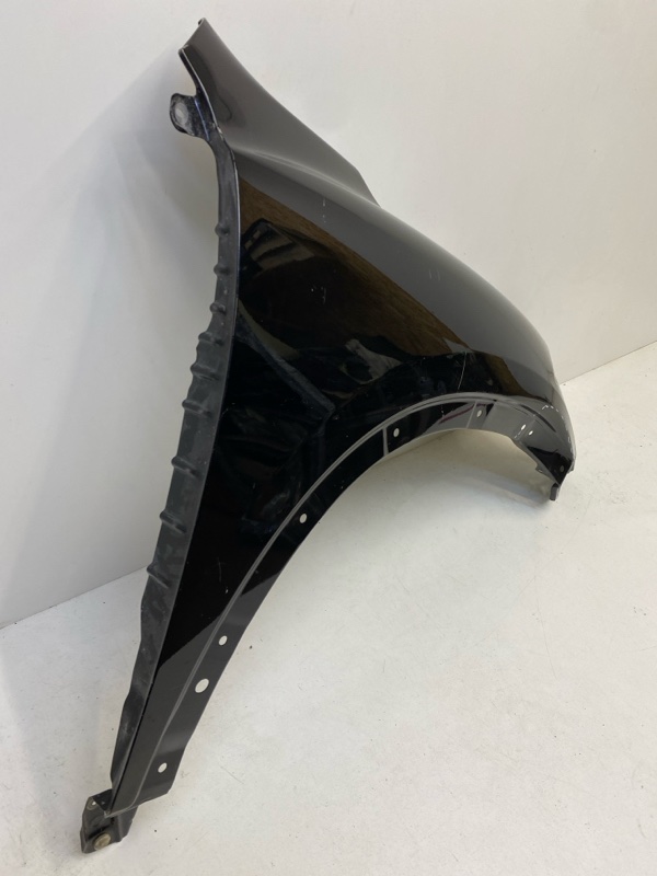 Крыло переднее правое