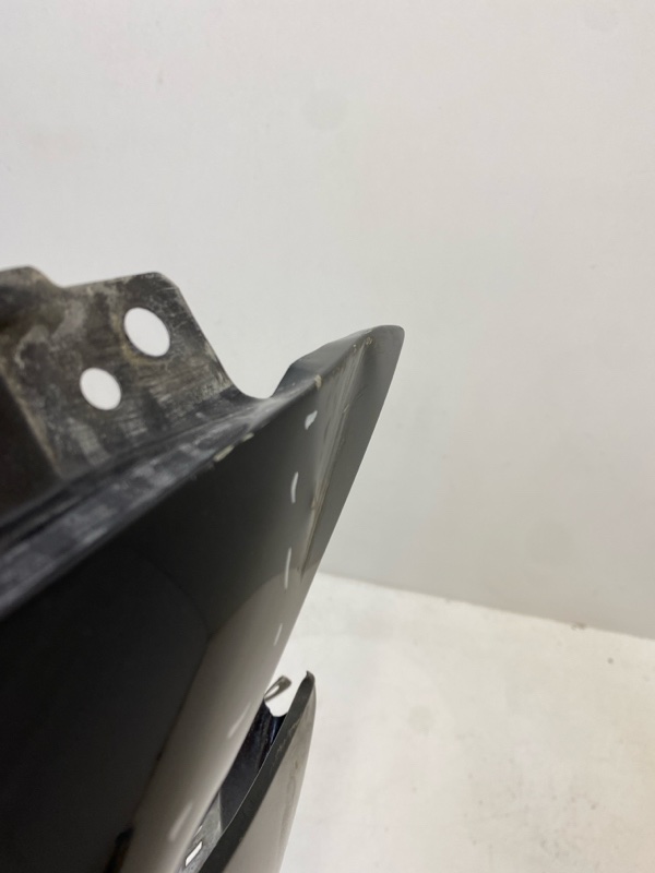 Крыло переднее правое