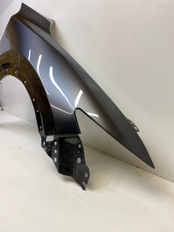 Крыло переднее правое