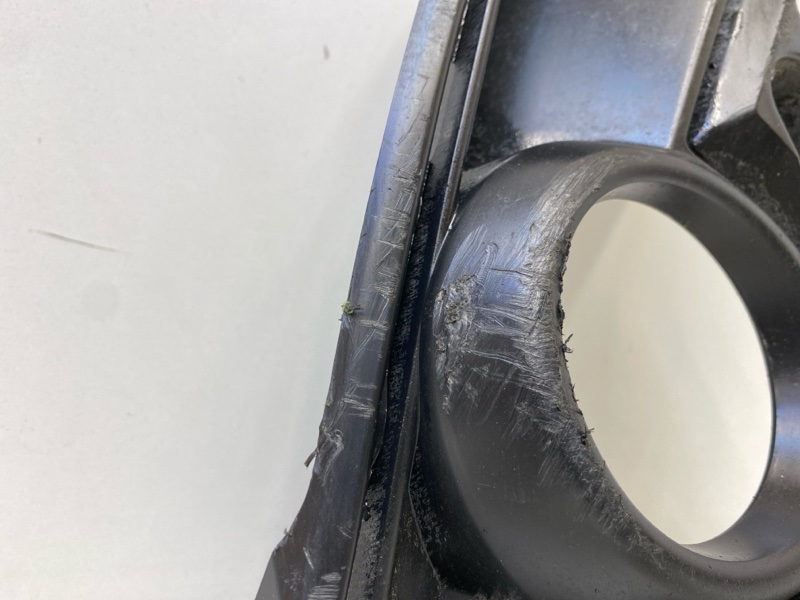 Рамка противотуманной фары правой