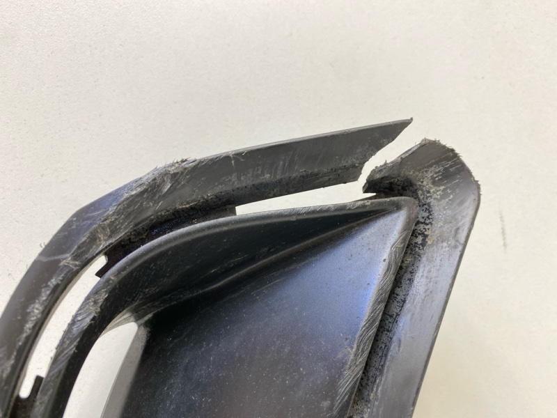 Рамка противотуманной фары правой