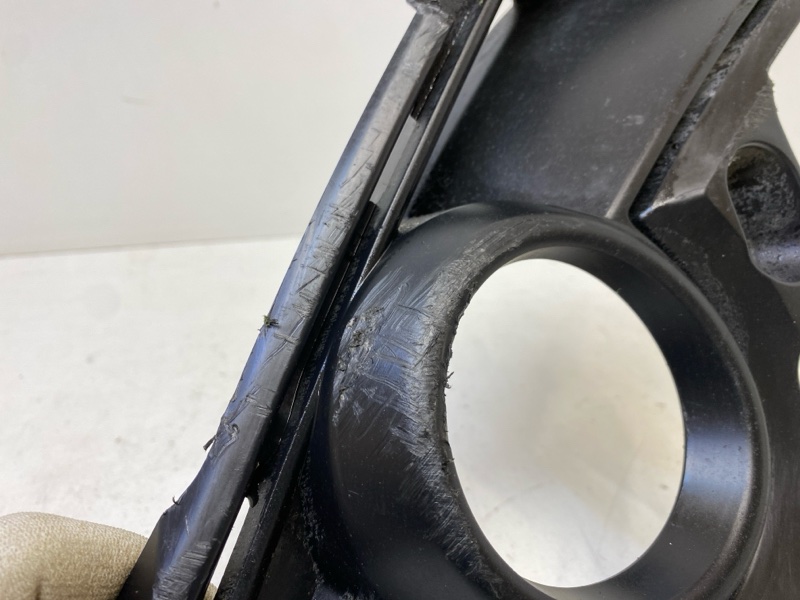 Рамка противотуманной фары правой