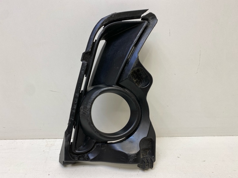 Рамка противотуманной фары правой