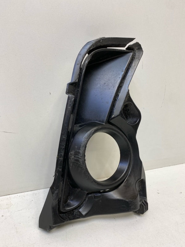 Рамка противотуманной фары правой