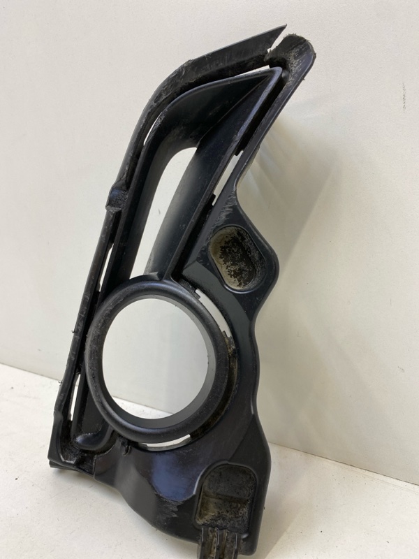 Рамка противотуманной фары правой