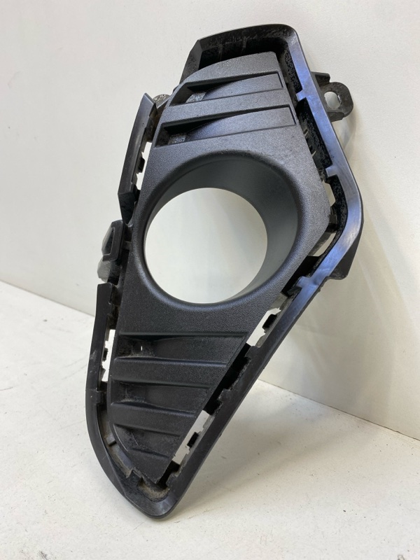 Рамка противотуманной фары правой