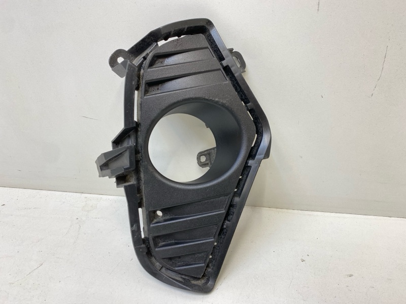 Рамка противотуманной фары правой