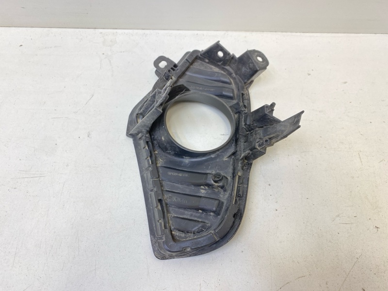 Рамка противотуманной фары правой